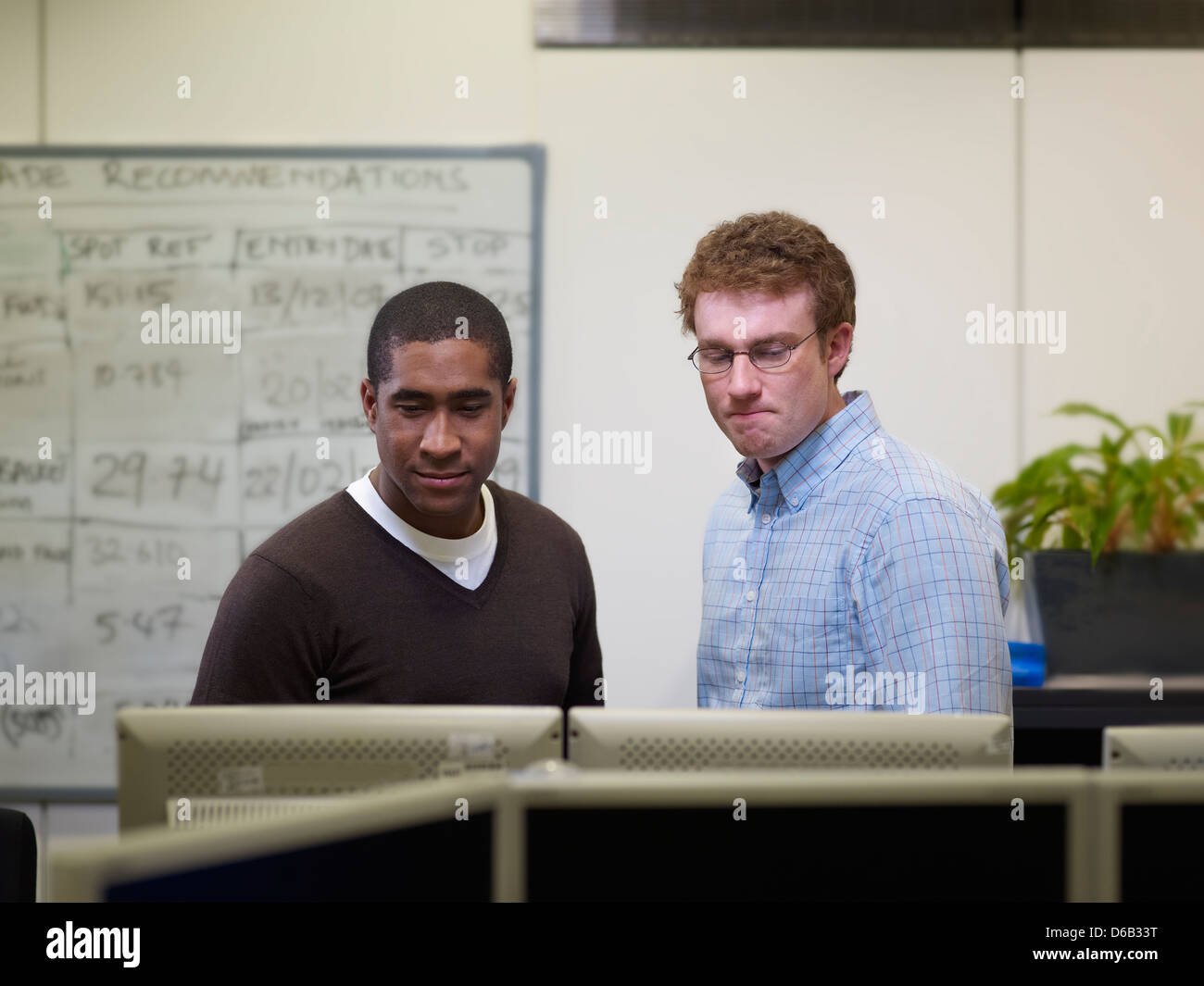 À l'aide d'ordinateur au bureau d'affaires Banque D'Images