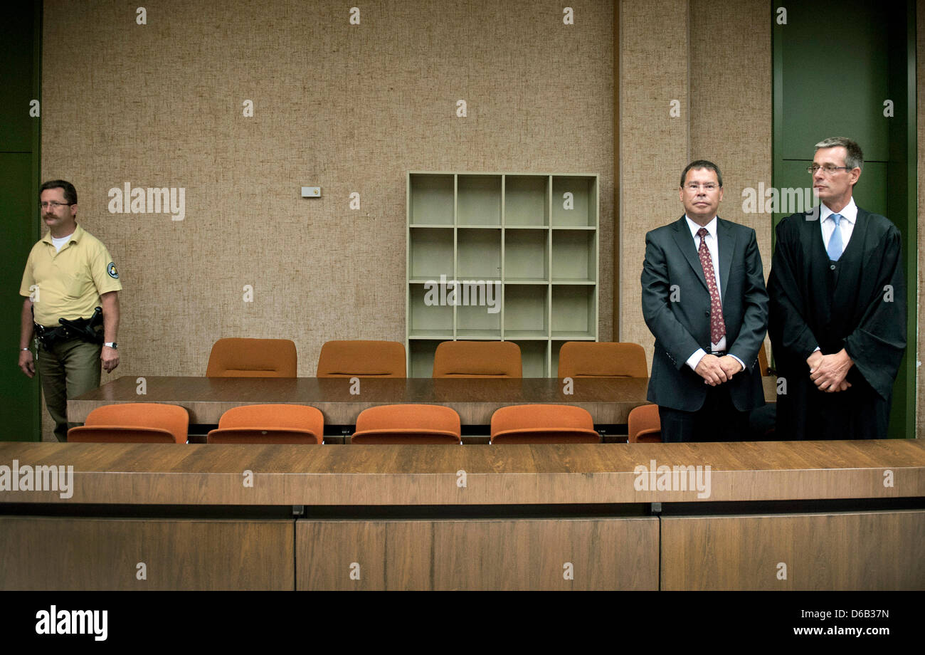 L'HOMME Ancien président Anton Weinmann (L) se trouve à côté de son avocat Holger Matt (R) à la Cour régionale de Munich, Allemagne, 16 août 2012. Weinmann, est accusé d'avoir approuvé briberies pour vendre les bus et camions. Photo : VICTORIA BONN-MEUSER Banque D'Images