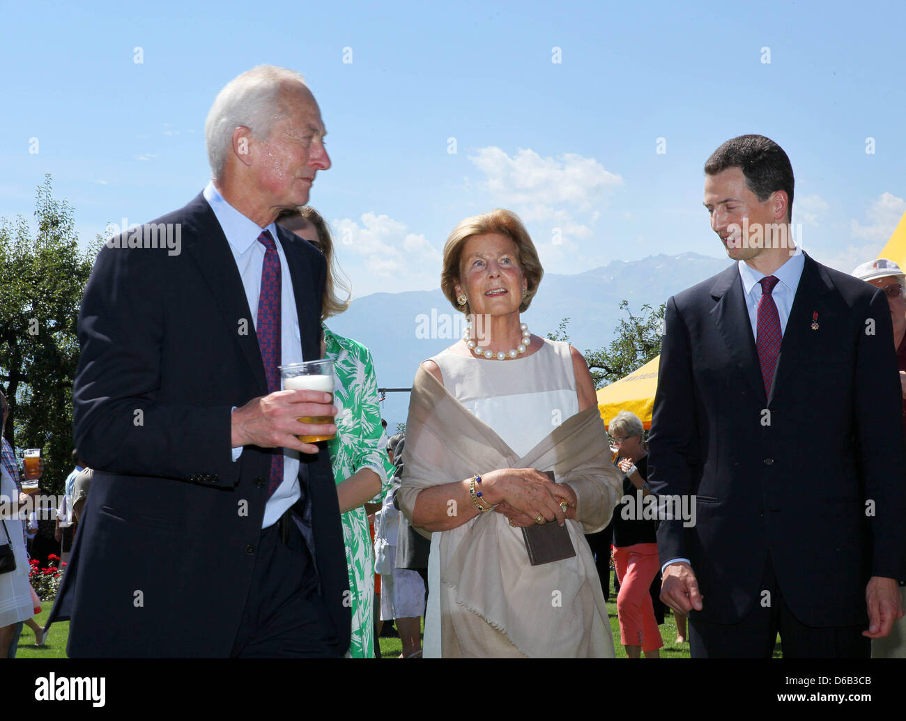 Le Prince Hans-Adam II, la Princesse Marie, Prince héréditaire Aloïs von und zu Liechtenstein posant dans le jardin du château pour célébrer la fête nationale le 15 août 2012 à Vaduz, Liechtenstein. Photo : Albert Nieboer Pays-bas OUT Banque D'Images