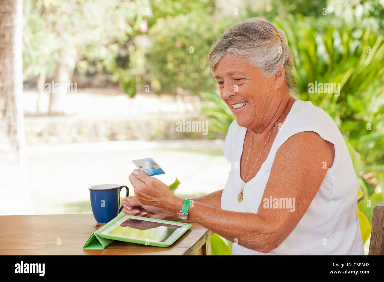 Older woman shopping online Banque D'Images