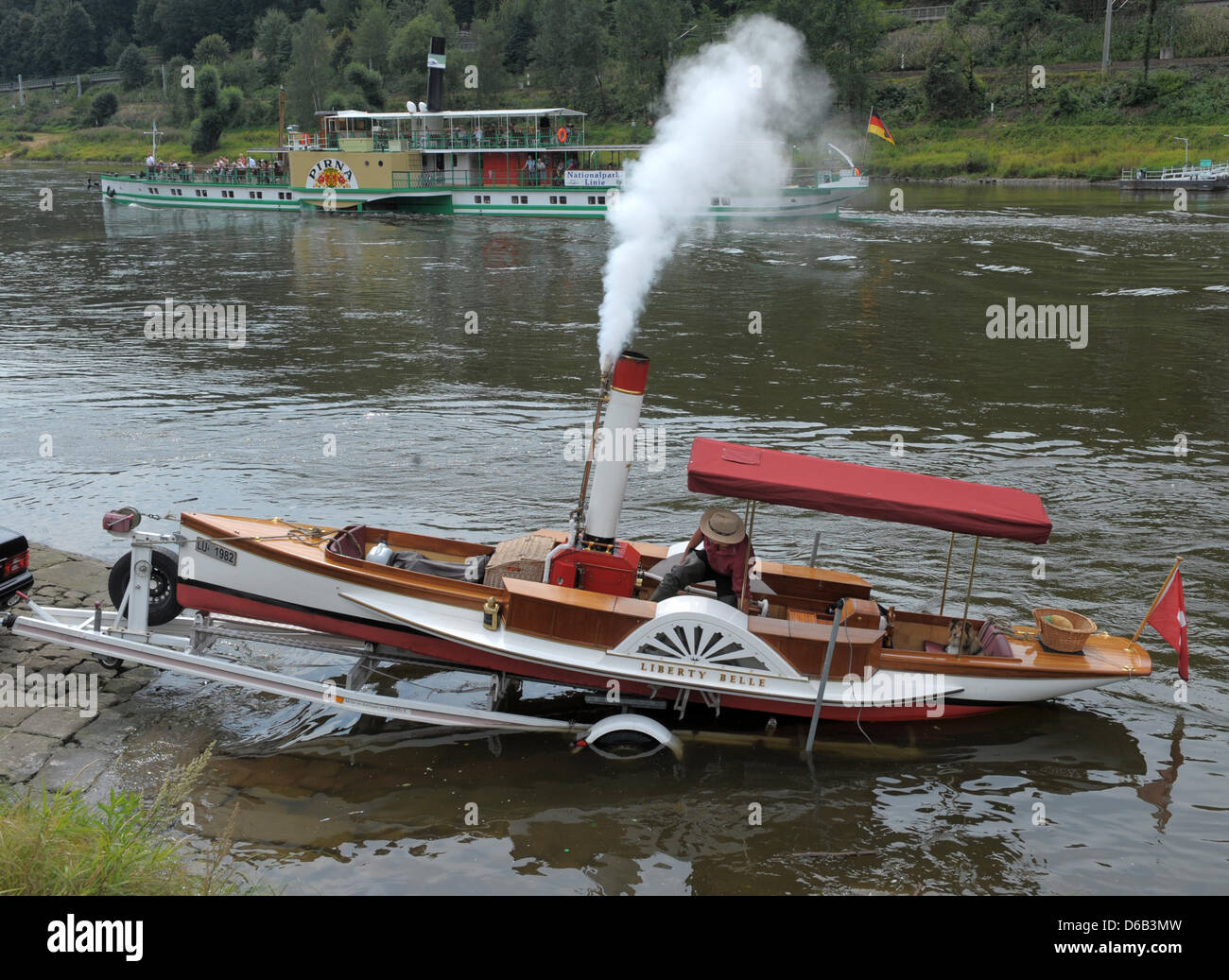 Bateau à vapeur de la belle 'Liberty', le plus petit suisse à aubes en fonction de ses propriétaires, est mis dans l'Elbe à Bad Schandau, Allemagne, 16 août 2012. Le bateau est administré par le couple Beat Bolzern et Martha Bolzern de Emmenbruecke. Le bateau de 25 ans prendra part pour la première fois à la voile traditionnelle festival à Dresde, entre 17 et 19 août 2012. Photo : MA Banque D'Images