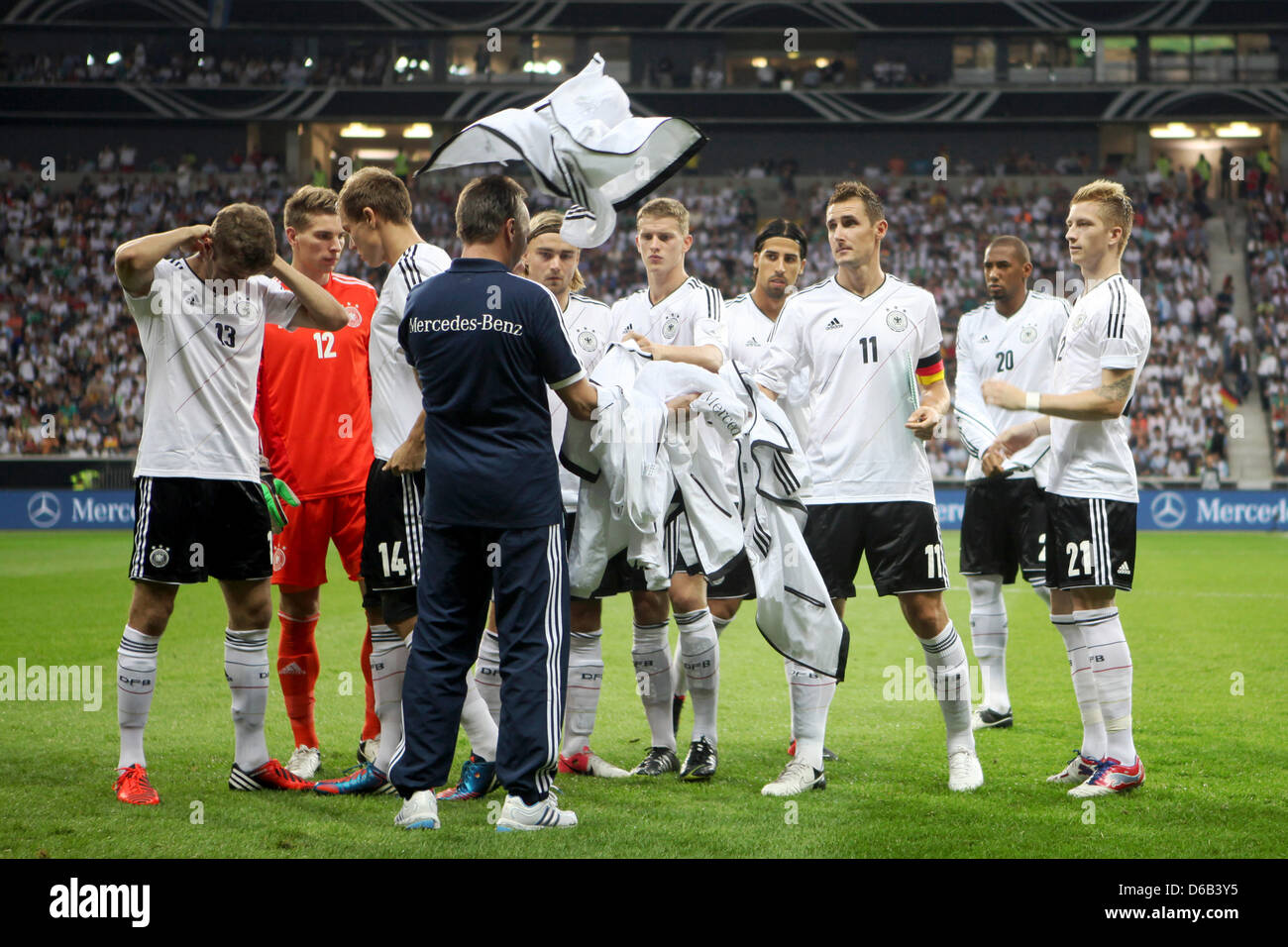 Les joueurs de l'équipe nationale de football de l'Allemagne part leur  survêtement femme tops à un adjoint avant le match de football entre  l'Allemagne et l'Argentine à la Commerzbank-Arena à Francfort-sur-Main,  Allemagne,