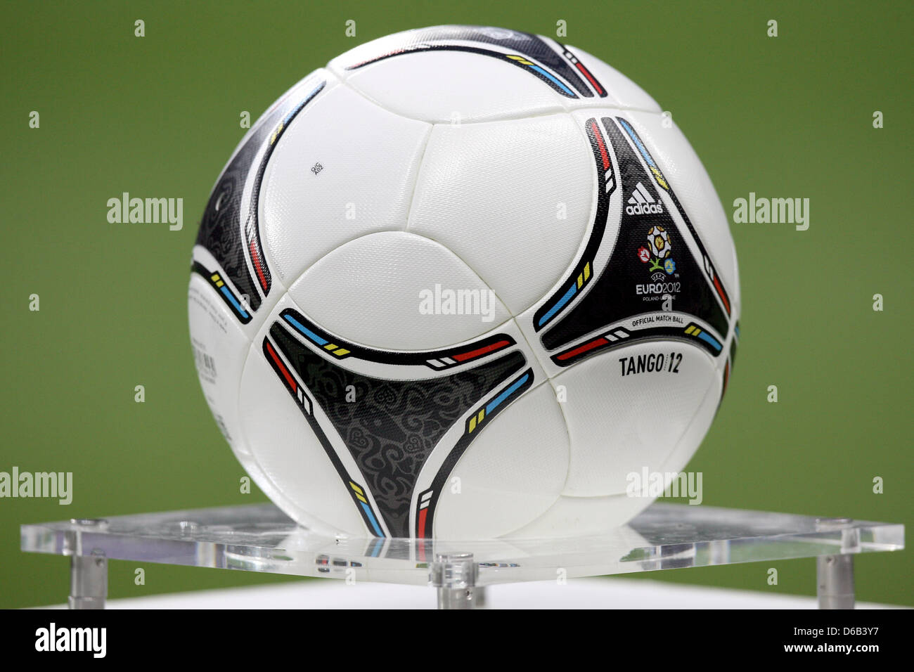 Le ballon de soccer 'Tango' 12 par adidas se trouve sur un piédestal devant  le match de football entre l'Allemagne et l'Argentine à la  Commerzbank-Arena à Francfort-sur-Main, Allemagne, 15 août 2012. Photo :
