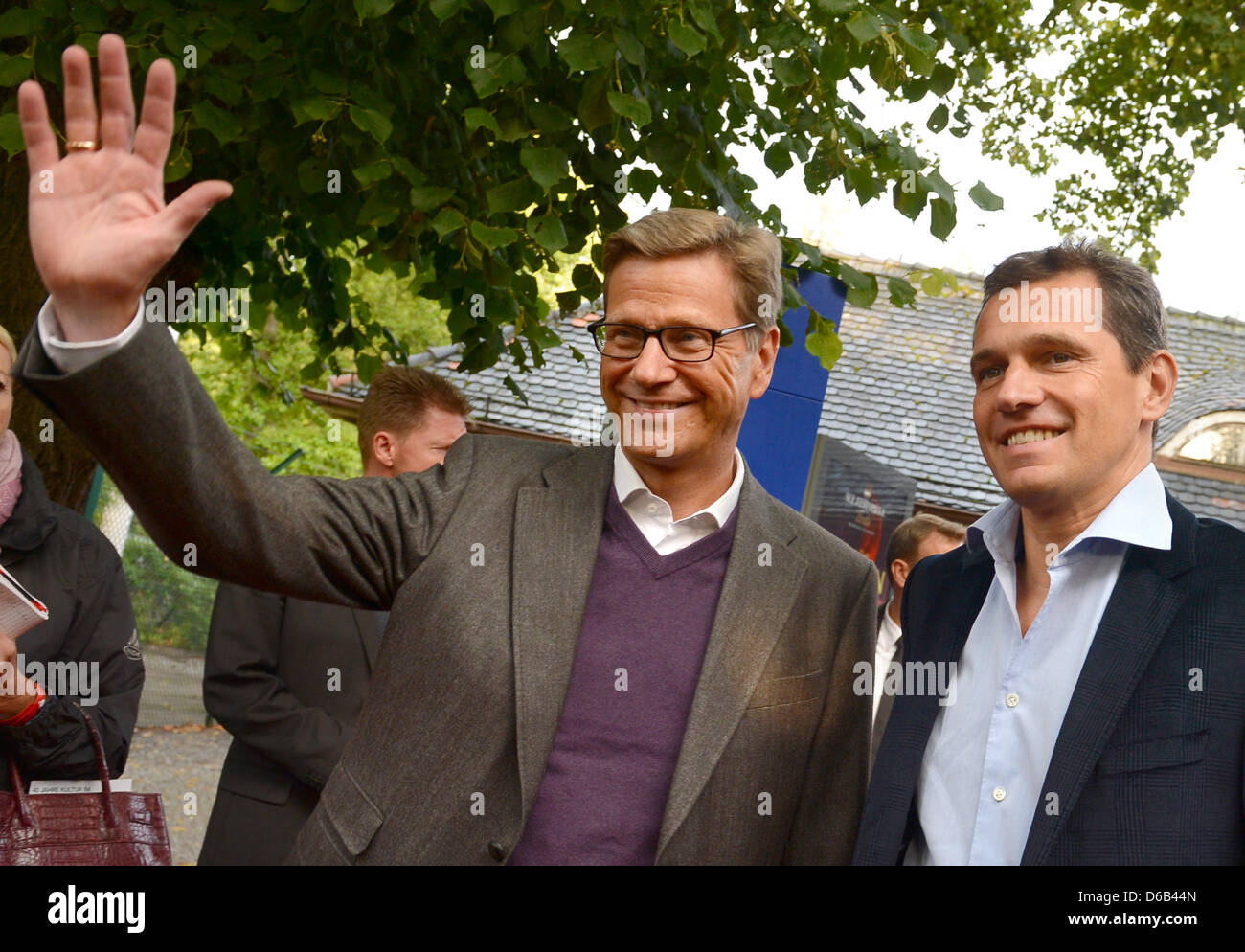 Le ministre des Affaires étrangères allemand Guido Westerwelle (L) et son mari Michael Mronz assister à la première de l'opéra "Carmen" au lac de Wannsee à Berlin, Allemagne, 16 août 2012. Performances jusqu'à 02 septembre 2012. Foto : Britta Pedersen Banque D'Images