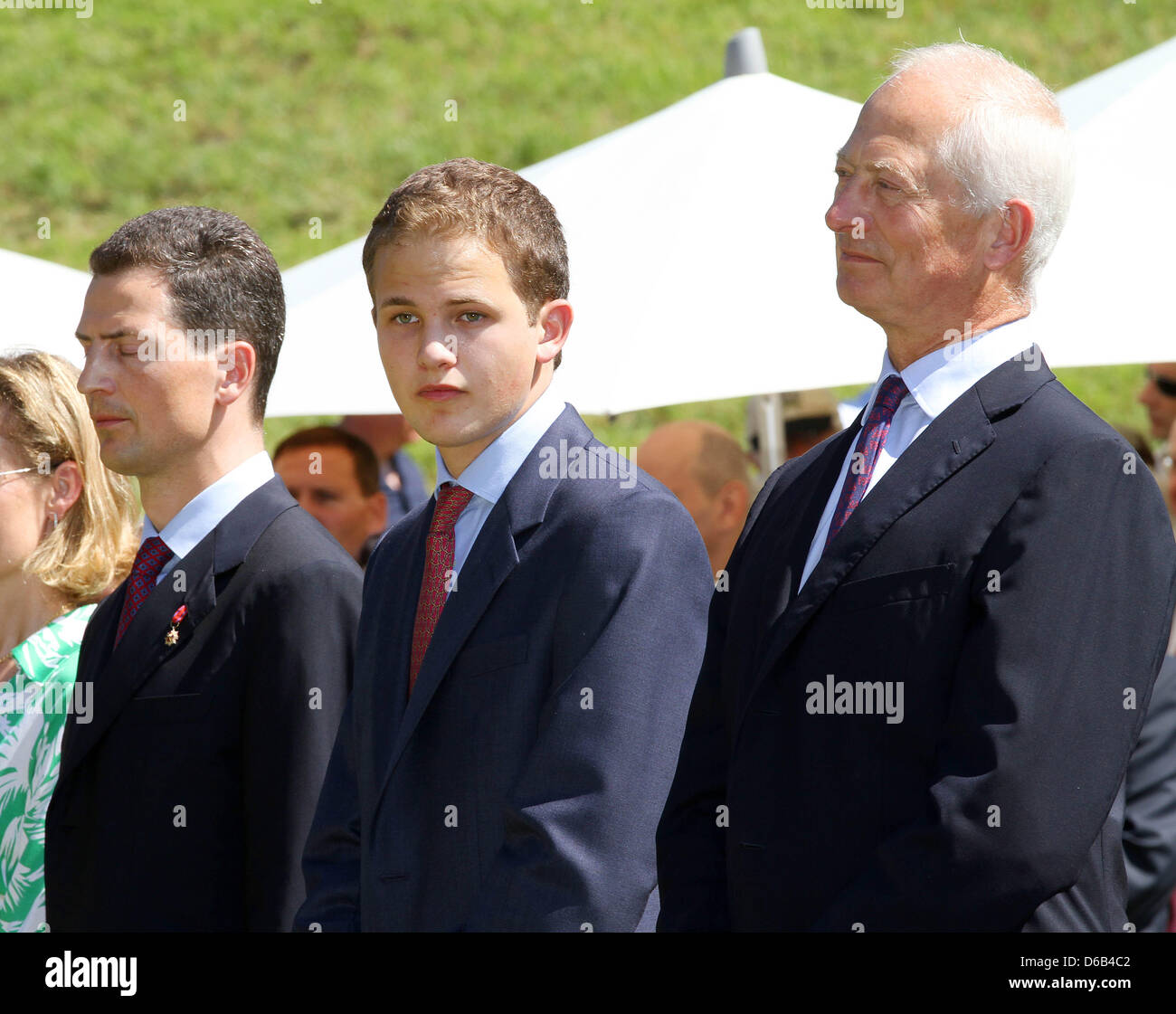 Le Prince Hans-Adam II (l-r), Alois Prince héréditaire et le Prince Joseph Wenzel von und zu Liechtenstein assister à la sainte messe à la prairie pour célébrer la fête nationale le 15 août 2012 à Vaduz, Liechtenstein. Photo : Albert Nieboer Pays-bas OUT Banque D'Images