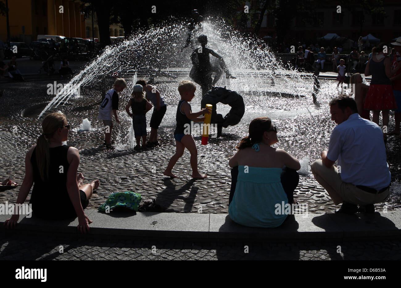 Les gens vous rafraîchir à la fontaine de joie à Rostock, Allemagne, 18 août 2012. Les météorologues prévoient des températures record en Allemagne pour le week-end. Photo : Bernd Wuestneck Banque D'Images