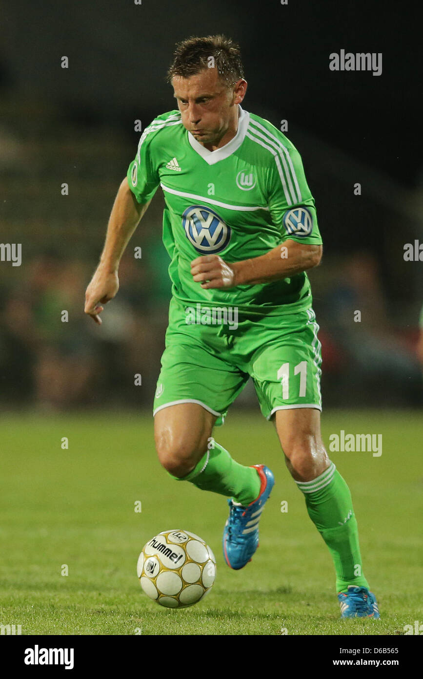 D'Ivica Olic Wolfsburg joue la balle au cours de la DFB match du 1er tour entre FC Schoenberg 95 VfL Wolfsburg et à stade an der Lohmuehle à Luebeck, Allemagne, 18 août 2012. Photo : Christian Charisius (ATTENTION : La DFB interdit l'utilisation et la publication d'images séquentielles sur l'internet et autres médias en ligne pendant le match (y compris la mi-temps). ATT Banque D'Images