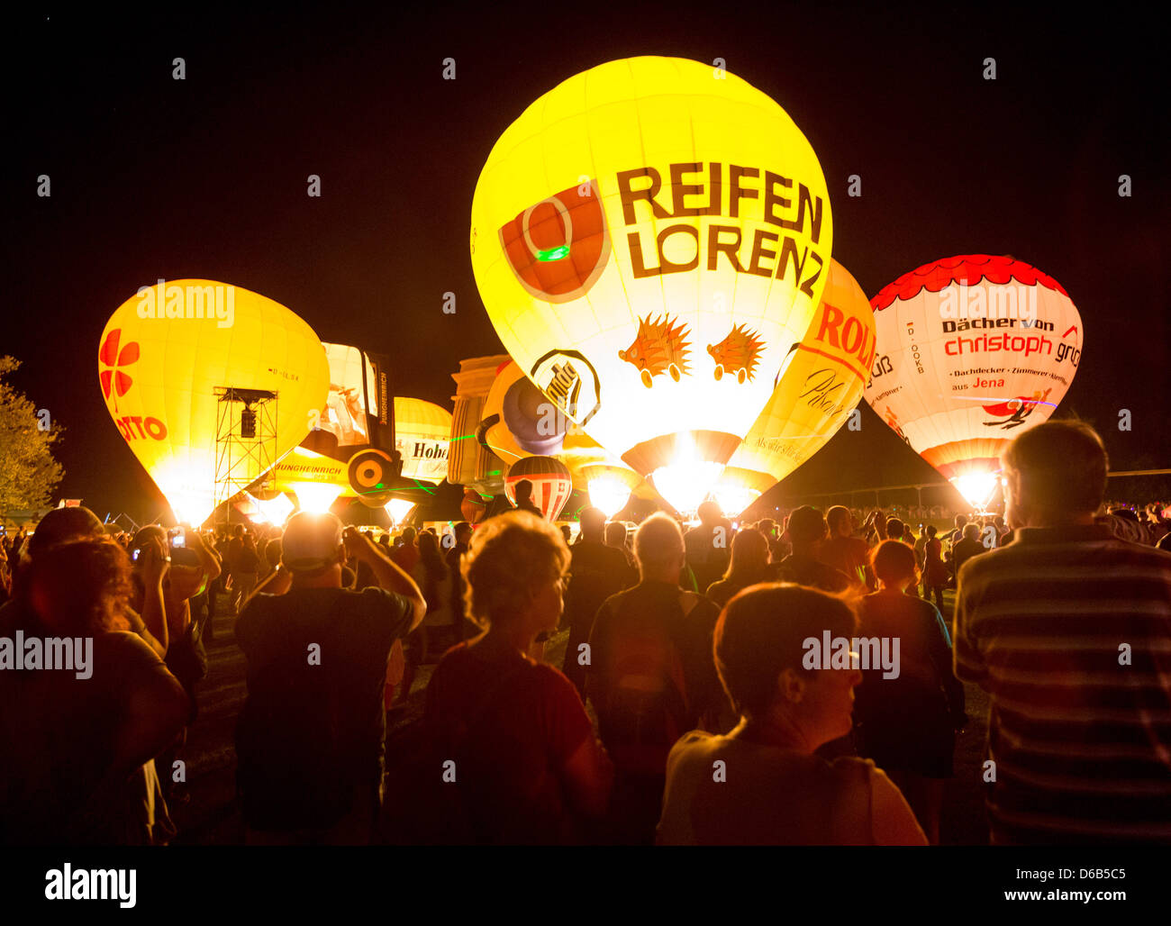 Zum Abschluss der 14. Ballon Magie leuchten ca. Heißluftballons am  Samstagabend (18.08.2012) beim tellement genannten im Ballonglühen en  quelques kilomètres du site Elbauenpark Magdeburg. Passend zur Musik die  Piloten zündeten erfreuten ihre