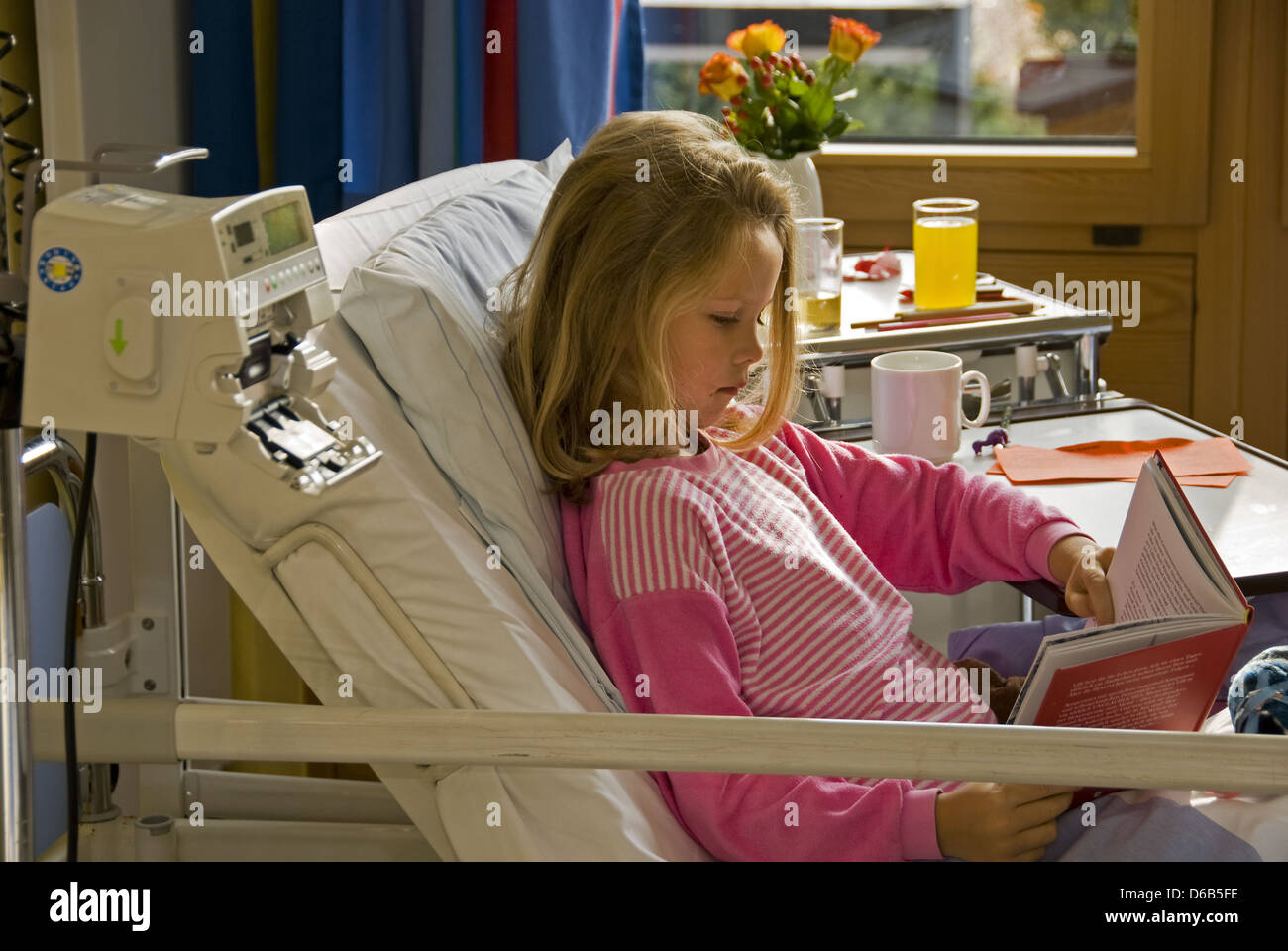 Girl,lecture,malades, hôpital Banque D'Images
