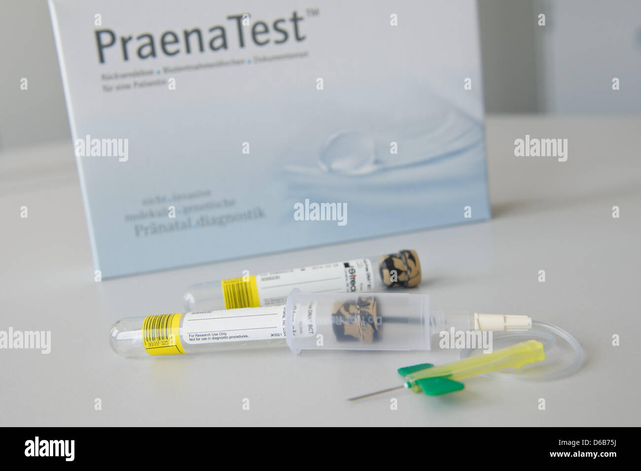 Un test prénatal, Praena 'Test' se trouve sur une table à Konstanz, Allemagne, 20 août 2012. LifeCodexx commercialise les tests sanguins prénatals d'informations sur les troubles mentaux de la trisomie 21 d'un fœtus. Photo : Tobias KLEINSCHMIDT Banque D'Images