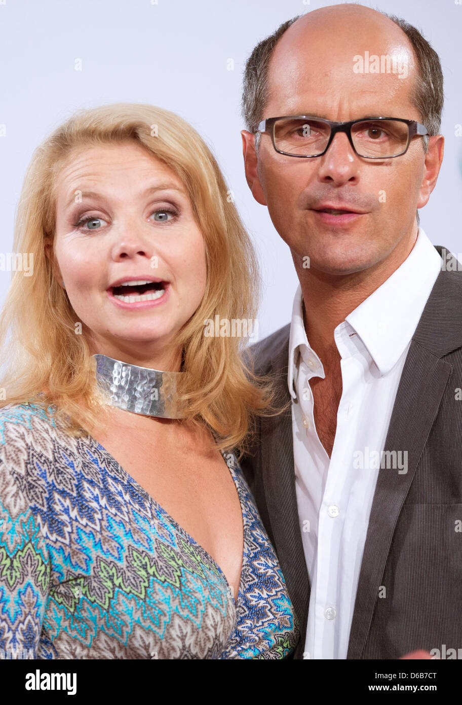 Acteurs Annette Frier et Christoph Maria Herbst arrivent à la première de The Sat.1 film 'et alors vous êtes allés' à Berlin, Allemagne, 21 août 2012. Le film sera diffusé le 04 septembre 2012. Photo : Joerg Carstensen Banque D'Images Acteurs Annette Frier et Christoph Maria Herbst arrivent à la première de The Sat.1 film 'et alors vous êtes allés' à Berlin, Allemagne, 21 août 2012. Le film sera diffusé le 04 septembre 2012. Photo : Joerg Carstensen Banque D'Images