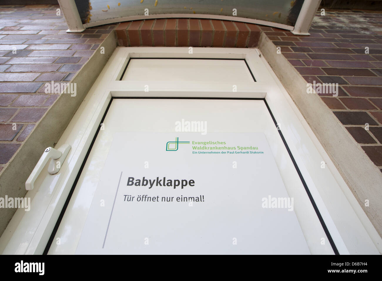 Vue de la trappe située à l'Waldkrankenhaus bébé à Berlin-Spandau, Allemagne, 22 août 2012. Après le drame familial à Berlin-Gatow la forêt protestante Spandau hôpital a confirmé qu'un bébé de sexe féminin en bonne santé a été mis en leur bébé éclore dans la nuit de dimanche à lundi. Photo : FLORIAN SCHUH Banque D'Images