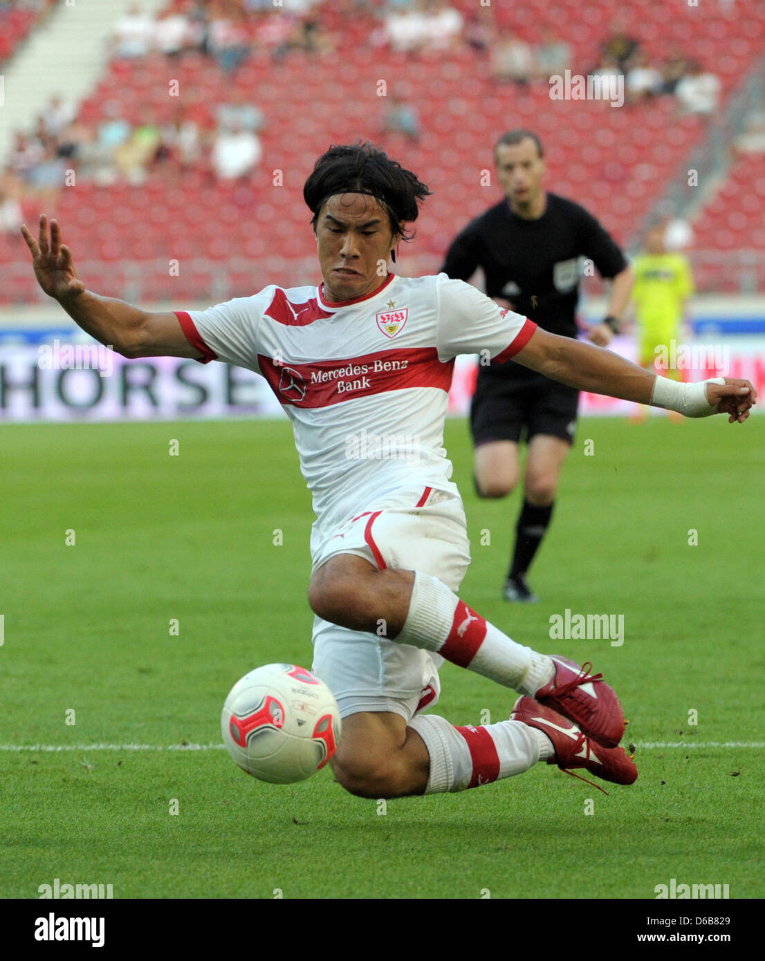 Stuttgart, Shinji Okazaki contrôle le ballon au cours de la première étape de l'Europa League play-off de qualification match de foot VfB Stuttgart vs Dinamo Moscou à VfB Arena Stadium à Stuttgart, Allemagne, 22 août 2012. Photo : Marijan Murat dpa/lsw Banque D'Images