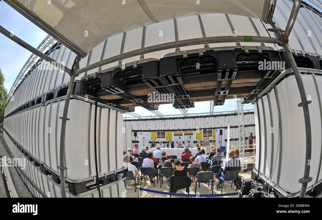 Au cours de la configuration de l'Uget Kunsfest art festival, la conférence de presse d'ouverture a lieu au pavillon "Epiphaneia" à Weimar, Allemagne 23 août 2012. Le festival se déroulera du 24 août au 09 septembre. Photo : MARTIN SCHUTT Banque D'Images