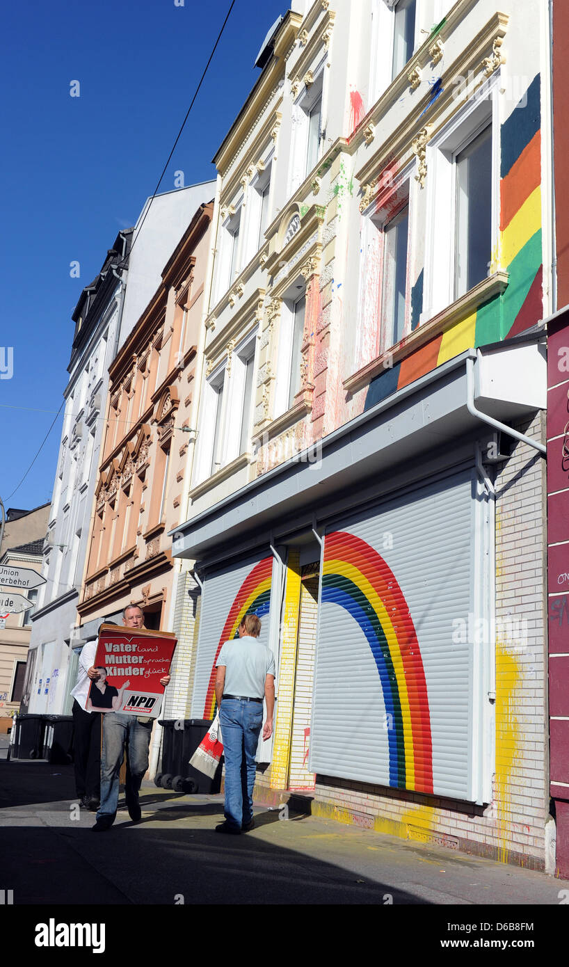 Un homme porte des affiches du parti d'extrême droite NPD d'une maison qui a été perquisitionné par la police à Dortmund, Allemagne, 23 août 2012. Le premier ministre de Rhénanie du Nord-Westphalie interdit trois organisations d'extrême-droite aujourd'hui. La police était en vigueur contre les néonazis et fouillé les chambres de la Ruhr et à Aix-la-Chapelle. Les organisations "Kameradschaft Aachener Land', Banque D'Images