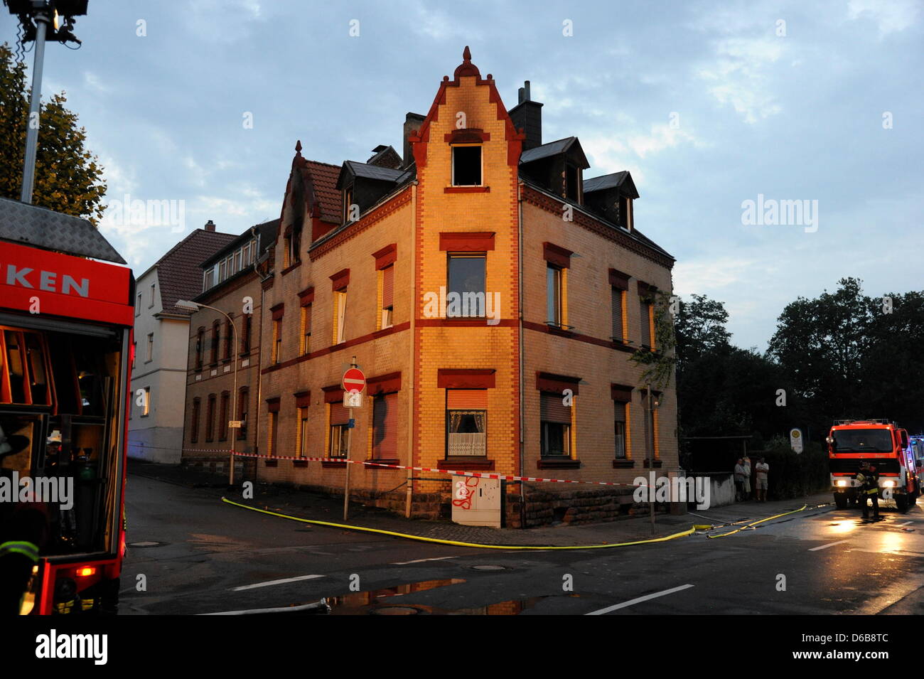Marque Dans Un Saarbrucken Burbach Freitagmorgen Am Sterben 24 8 2012 Vier Kinder In Einer Dachgeschosswohnung Das Feuer Gegen Guerre Ausgebrochen 5 Uhr Und Eine Uberraschte Siebenkopfige Familie Im Schlaf Die Eltern Und Ein Baby