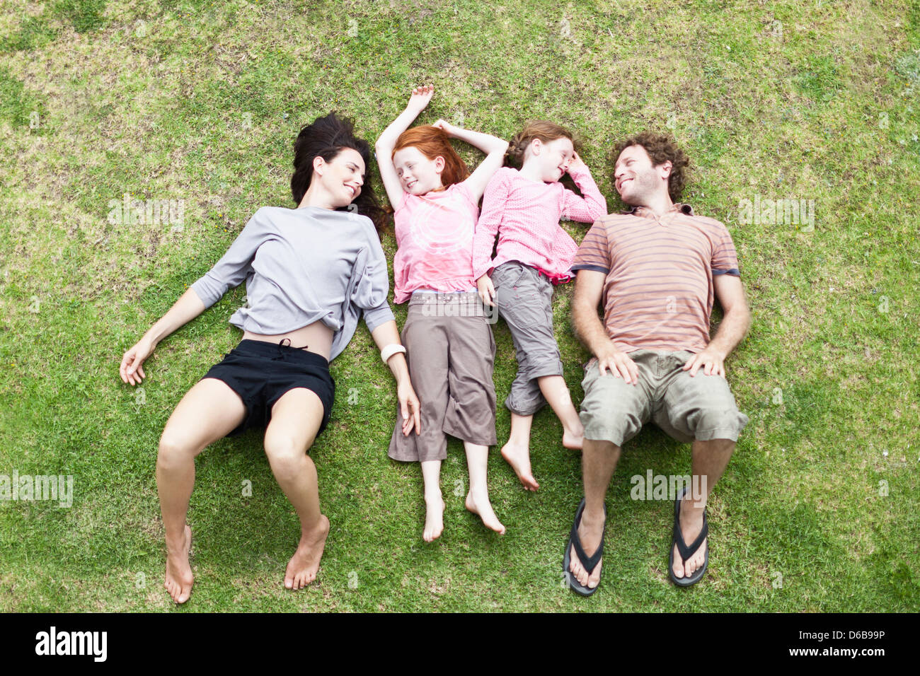 Ensemble famille laying in grass Banque D'Images