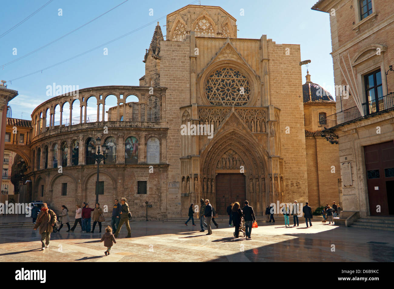 La ville de Valence, en Espagne. La cathédrale de Valence, la Porte des apôtres sur la Plaza De La Virgen Banque D'Images