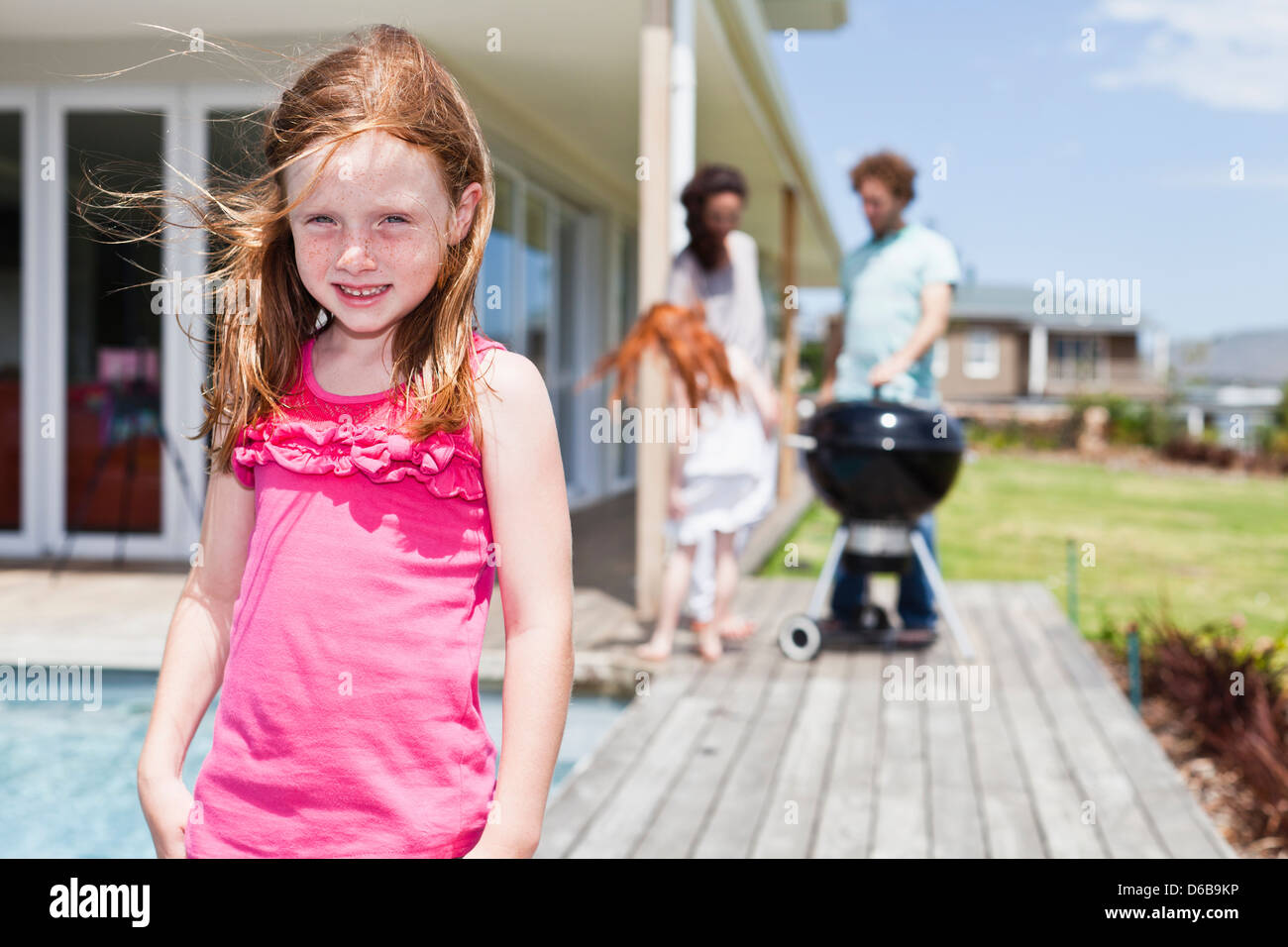 Girl smiling on patio dans L Banque D'Images