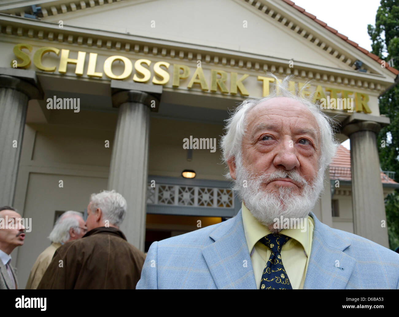 Manager Dieter Hallervorden se place en avant du Schlosspark théâtre à Berlin, Allemagne, 24 août 2012. Hallervorden loue l'Schloss Théâtre pour trois ans et rouvert. Photo : Sebastian Kunigkeit Banque D'Images