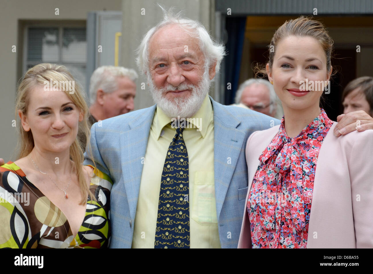 Actressess Katharine Susan j Hannon (L), Loretta Stern (R) et Manager Dieter Hallervorden se place en avant du Schlosspark théâtre à Berlin, Allemagne, 24 août 2012. Hallervorden loue l'Schloss Théâtre pour trois ans et rouvert. Photo : Sebastian Kunigkeit Banque D'Images