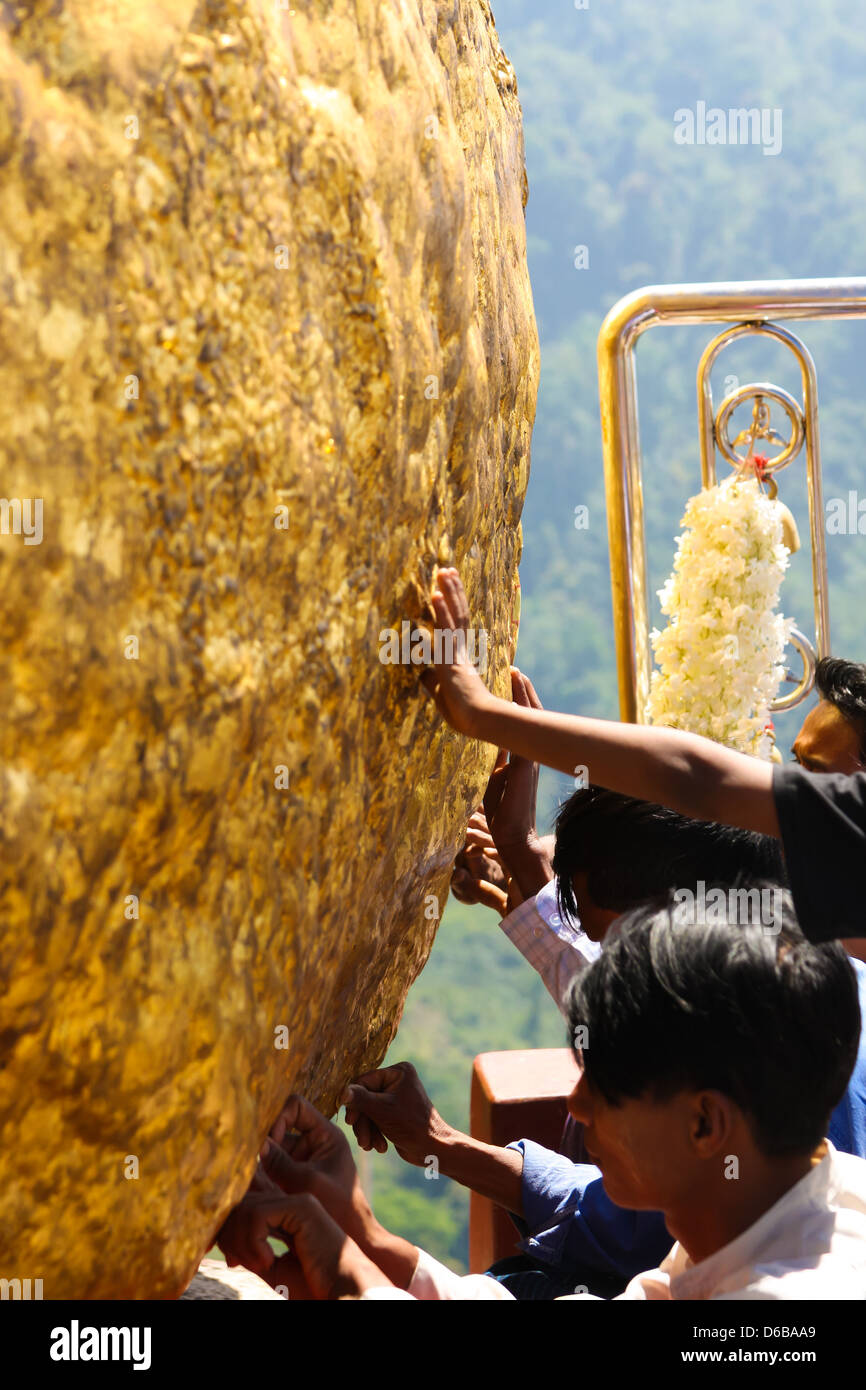 Le bouddhisme au Golden Temple rock, Birmanie Banque D'Images