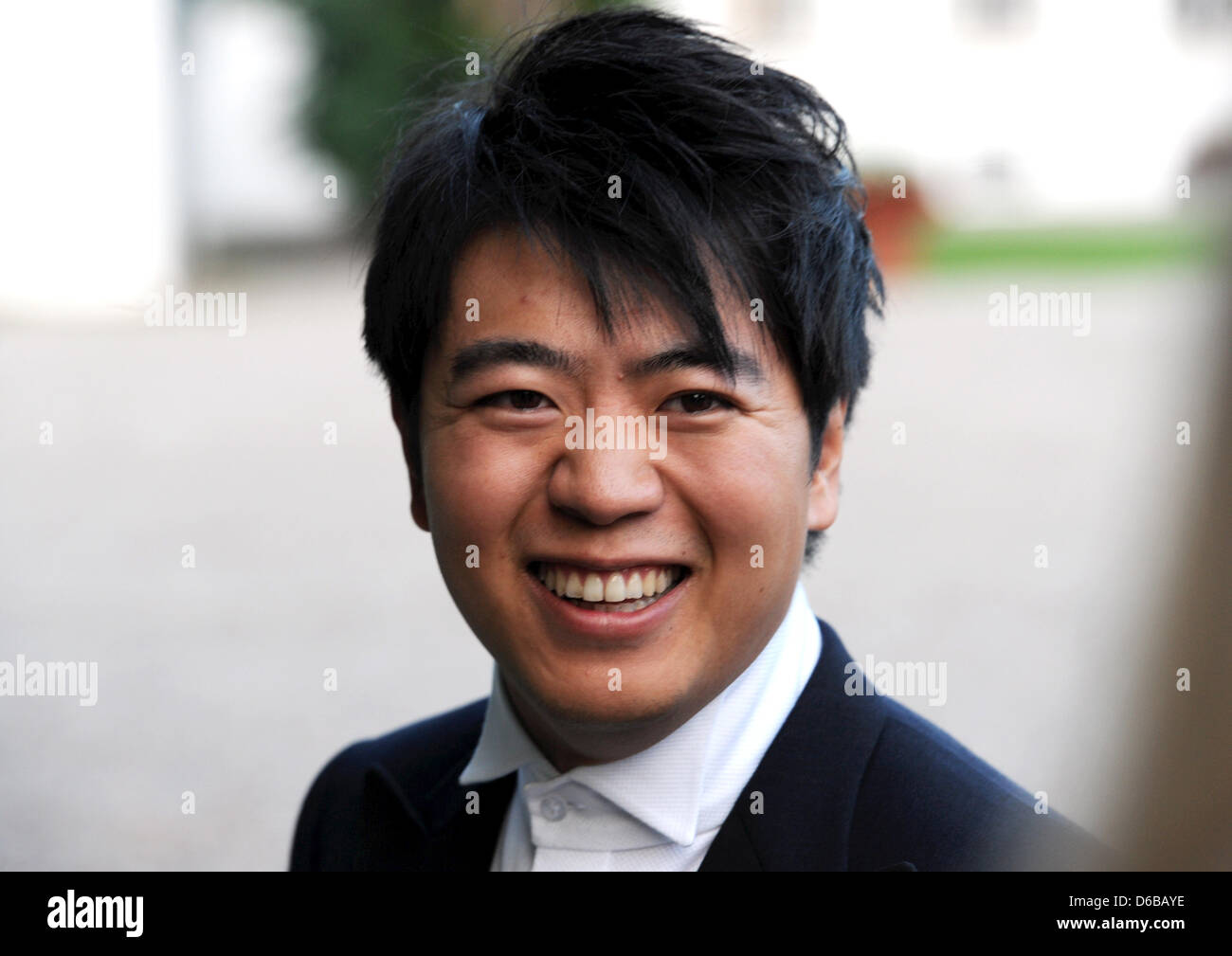 Pianiste chinois Lang Lang sourire après il receibed l'Ordre du Mérite de la République fédérale d'Allemagne à Wulfshagen domaine près de Kiel, Allemagne, 24 août 2012. Le Président allemand Gauck a remis le prix à Lang Lang en reconnaissance de ses services à la musique allemande de la culture. Photo : Carsten Rehder Banque D'Images
