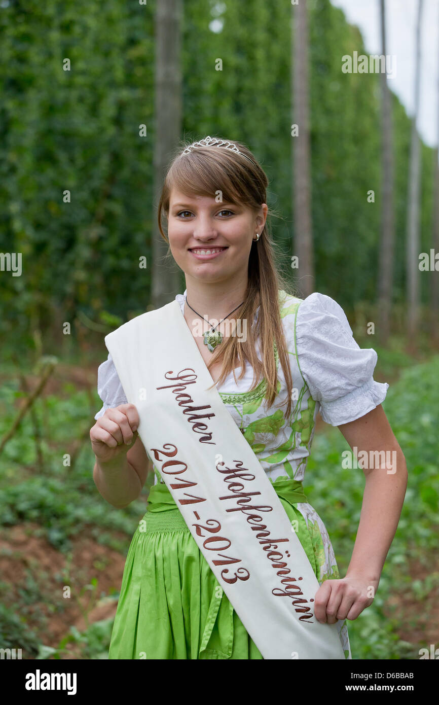 Spalt's Hop Reine Karin Heckl est photographié à Mosbach près de Spalt, Allemagne, 24 août 2012. Des récoltes record ont été enregistrés l'an dernier, mais la récolte de cette année dans la région de Franconia devrait être en moyenne. Photo : Daniel Karmann Banque D'Images