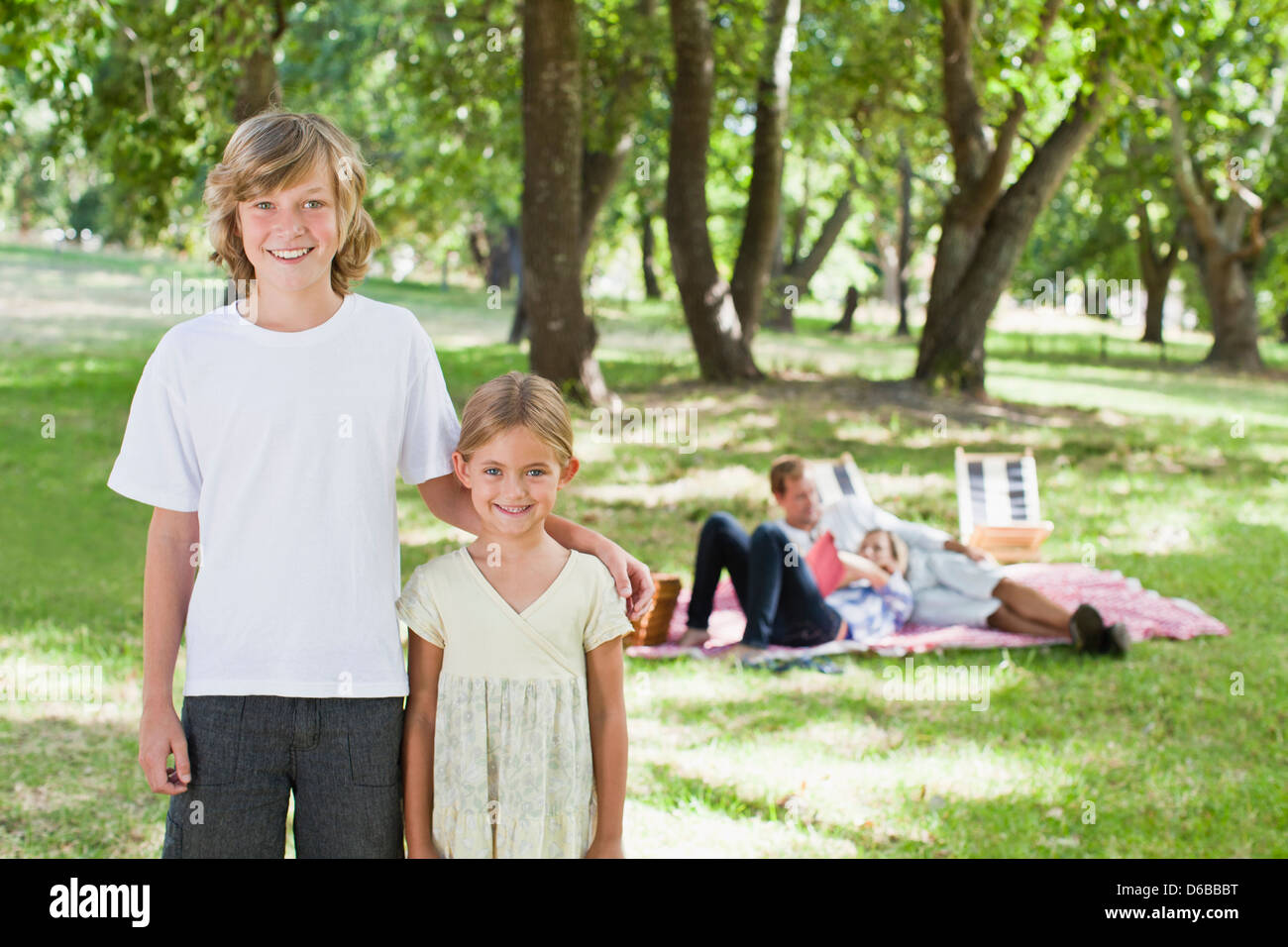 Children smiling in park Banque D'Images