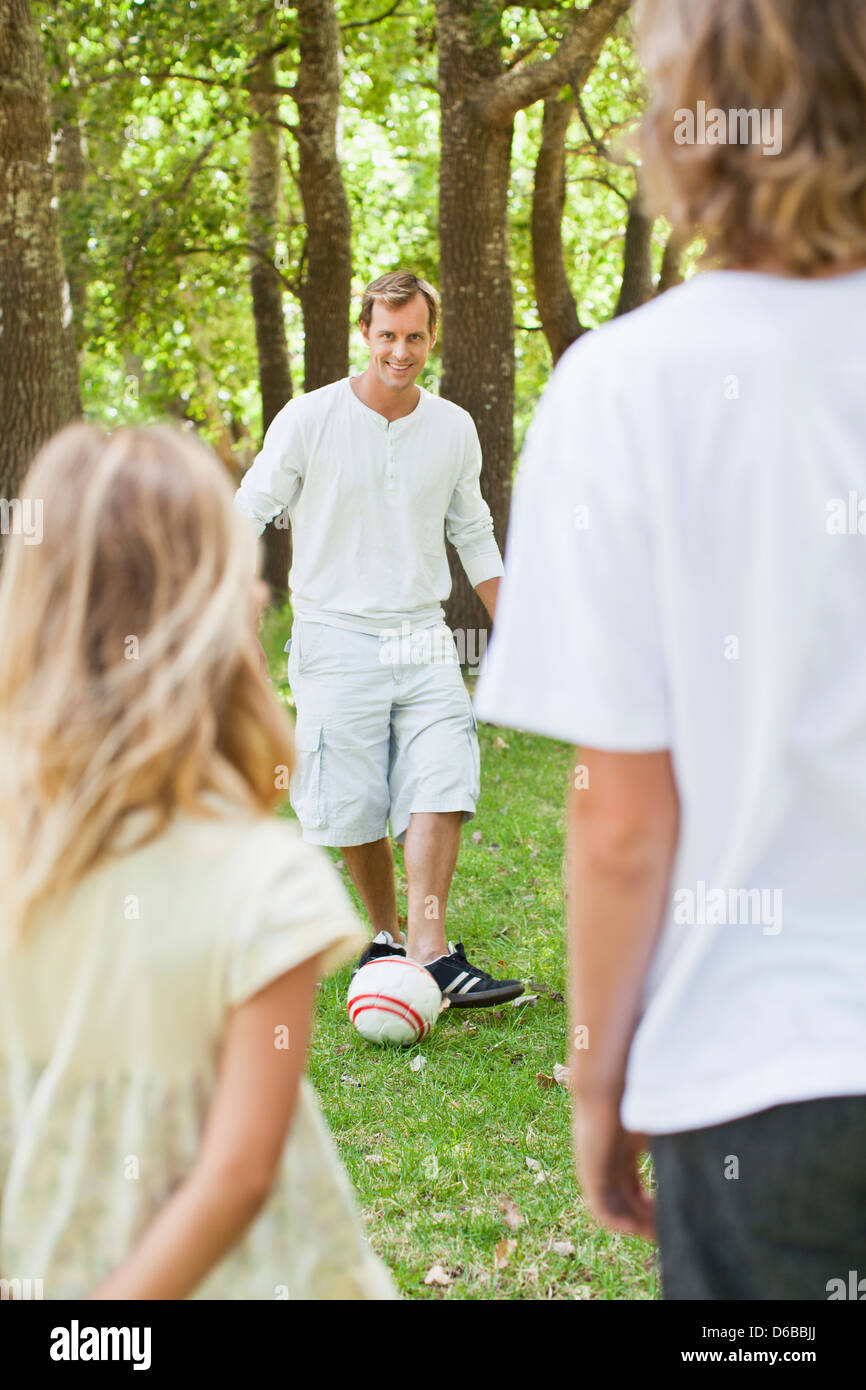 Le père et les enfants jouant dans le parc Banque D'Images