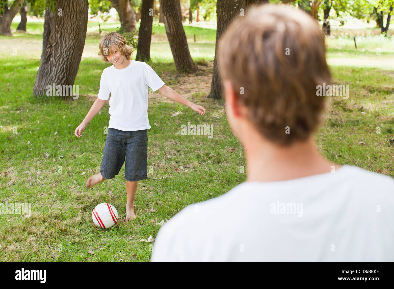 Père et fils playing in park Banque D'Images