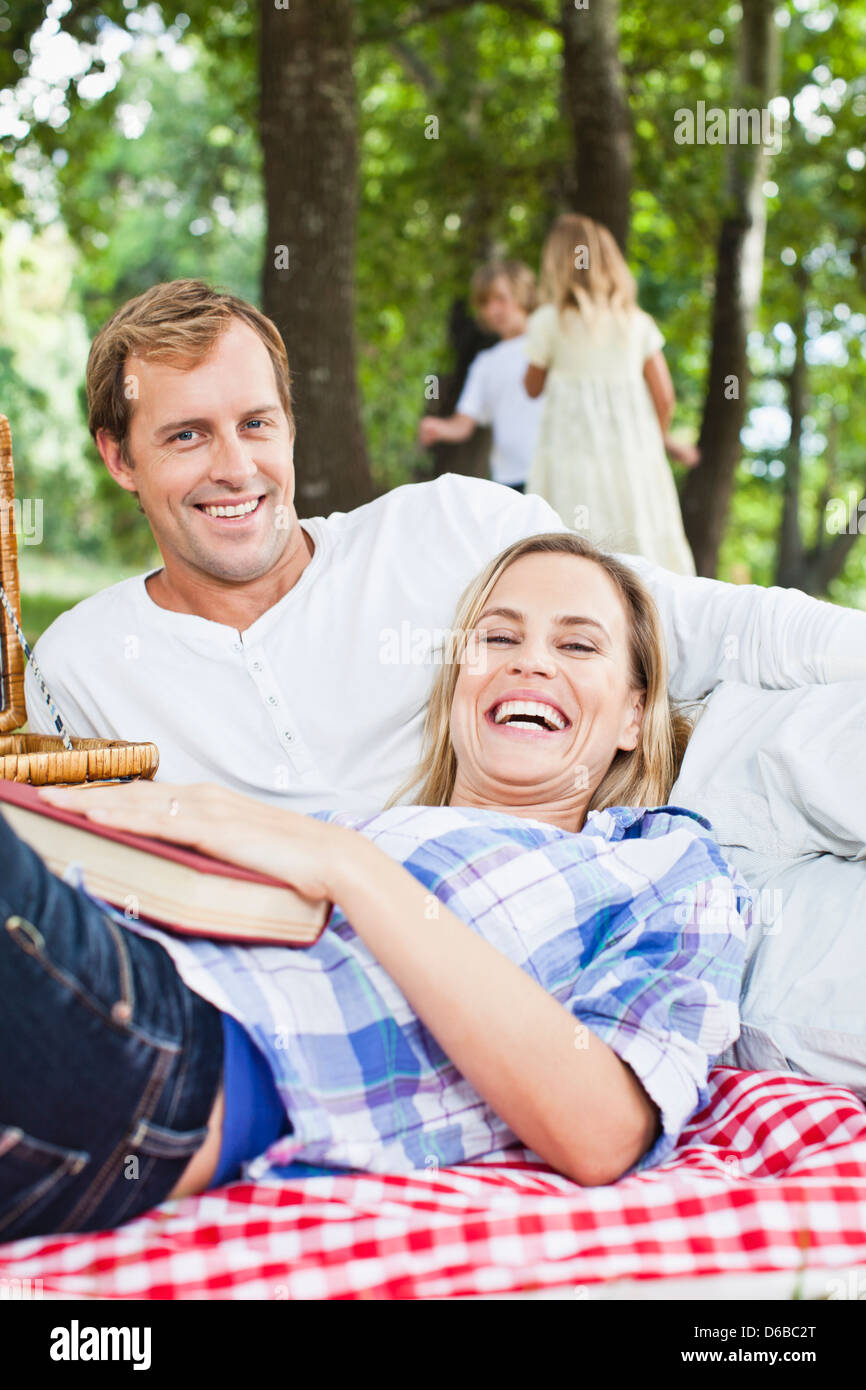 Couple relaxing in park Banque D'Images