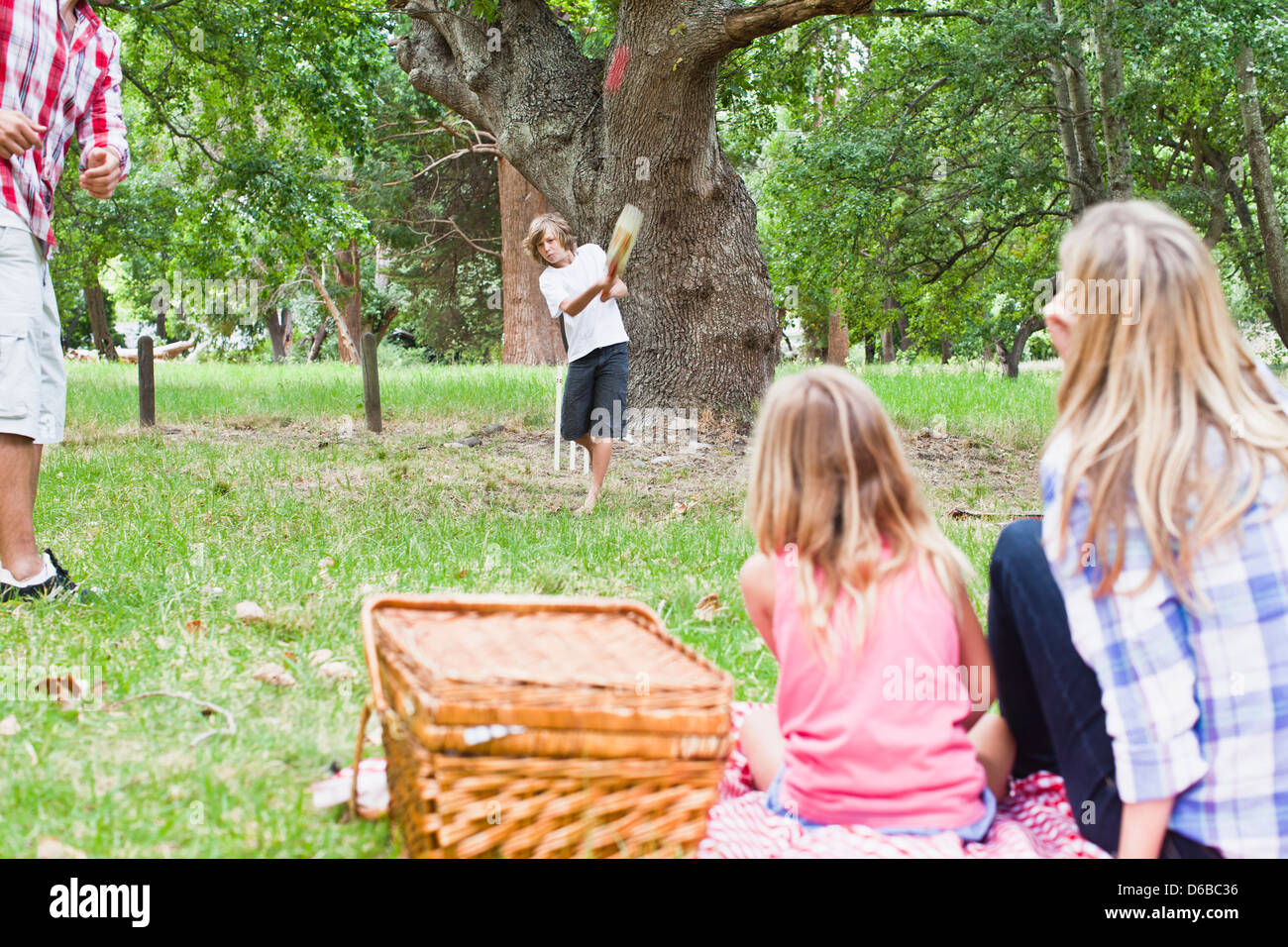 Family relaxing together in park Banque D'Images