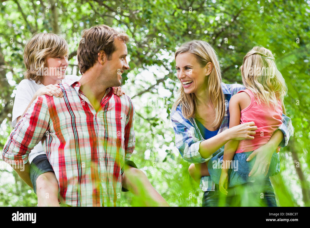 Family walking together in park Banque D'Images