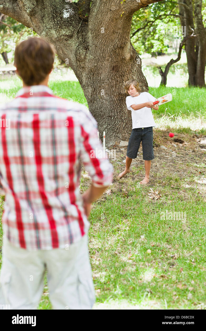 Père et fils playing in park Banque D'Images