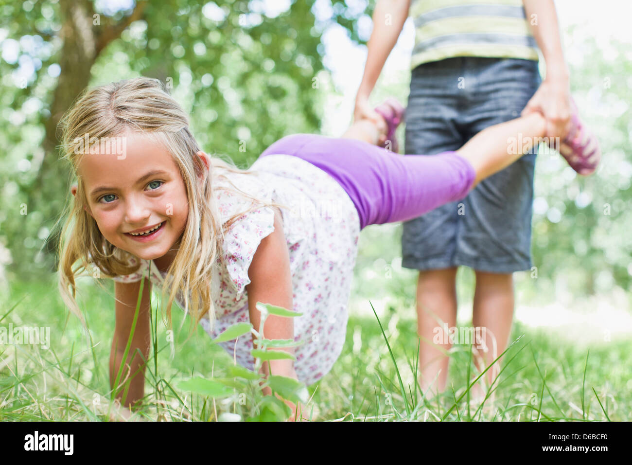 Père et fille jouer dans park Banque D'Images