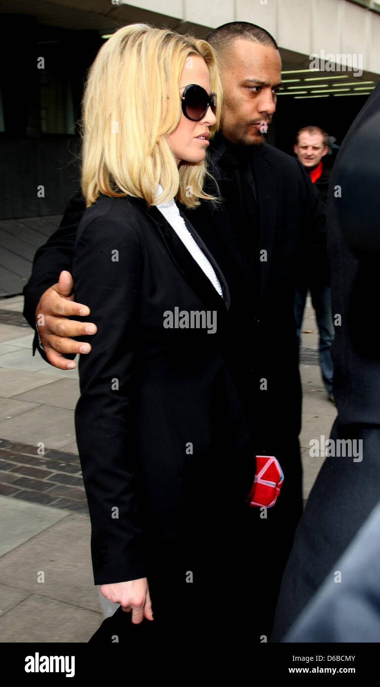 SARAH Harding Sarah Harding QUITTE LA COUR LAISSE HIGHBURY COUR CORNER MAGISTRATES COURT LONDON ENGLAND UK 16 avril 2013 Banque D'Images