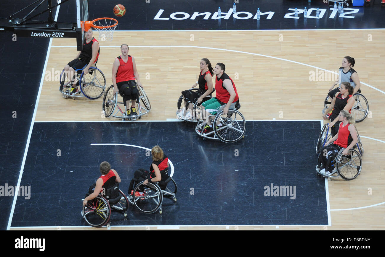 L'équipe féminine de basket-ball en fauteuil roulant de l'Allemagne est vu lors d'une séance de formation à l'arène de basket-ball avant les Jeux Paralympiques de 2012 à Londres, Londres, Grande-Bretagne, le 28 août 2012. Photo : Julian Stratenschulte dpa Banque D'Images