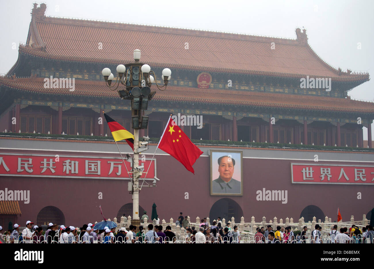 Je vois des drapeaux allemands et chinois à l'extérieur de l'entrée de la Cité Interdite, où la deuxième série de consultations intergouvernementales Chinese-German ont lieu actuellement à Beijing, Chine, 30 août 2012. Photo : KAY NIETFELD Banque D'Images