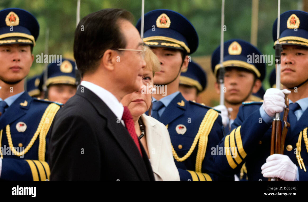 Le Premier ministre chinois Wen Jiabao est accueilli avec les honneurs militaires dans le Grand Hall du Peuple au cours de la deuxième série de consultations intergouvernementales Chinese-German à Beijing, Chine, 30 août 2012. Photo : KAY NIETFELD Banque D'Images