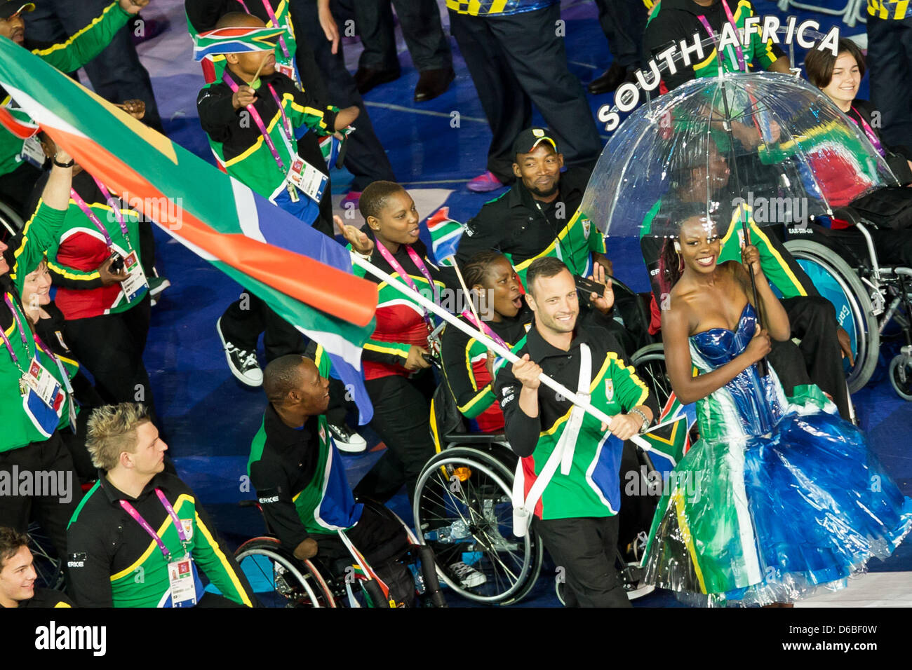 Porte-drapeau du l'Afrique du Sud, Oscar Pistorius (avant) dirige l'équipe lors de la cérémonie d'ouverture des Jeux Paralympiques de 2012 à Londres au stade Olympique , , Londres, Grande-Bretagne, 29 août 2012. Photo : dpa, Daniel Karmann Banque D'Images