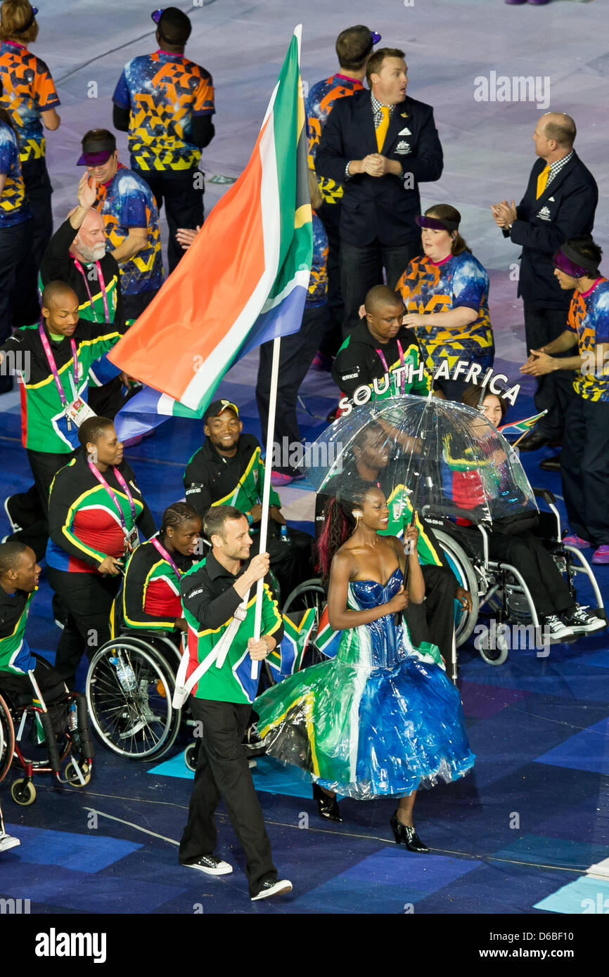 Porte-drapeau du l'Afrique du Sud, Oscar Pistorius (avant) dirige l'équipe lors de la cérémonie d'ouverture des Jeux Paralympiques de 2012 à Londres au stade Olympique , , Londres, Grande-Bretagne, 29 août 2012. Photo : dpa, Daniel Karmann Banque D'Images