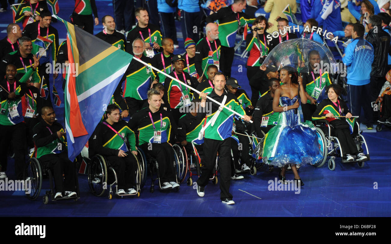 Porte-drapeau du sud-africain Oscar Pistorius (avant) dirige l'équipe lors de la cérémonie d'ouverture des Jeux Paralympiques de 2012 à Londres au stade olympique, Londres, Grande-Bretagne, 29 août 2012. Photo : Julian Stratenschulte dpa Banque D'Images