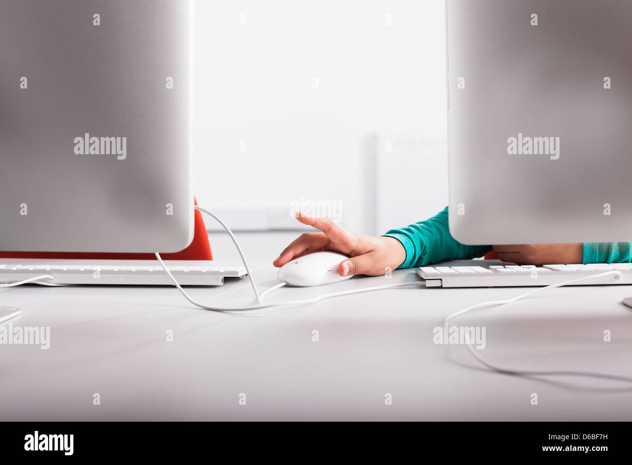 Girl using computer at desk Banque D'Images