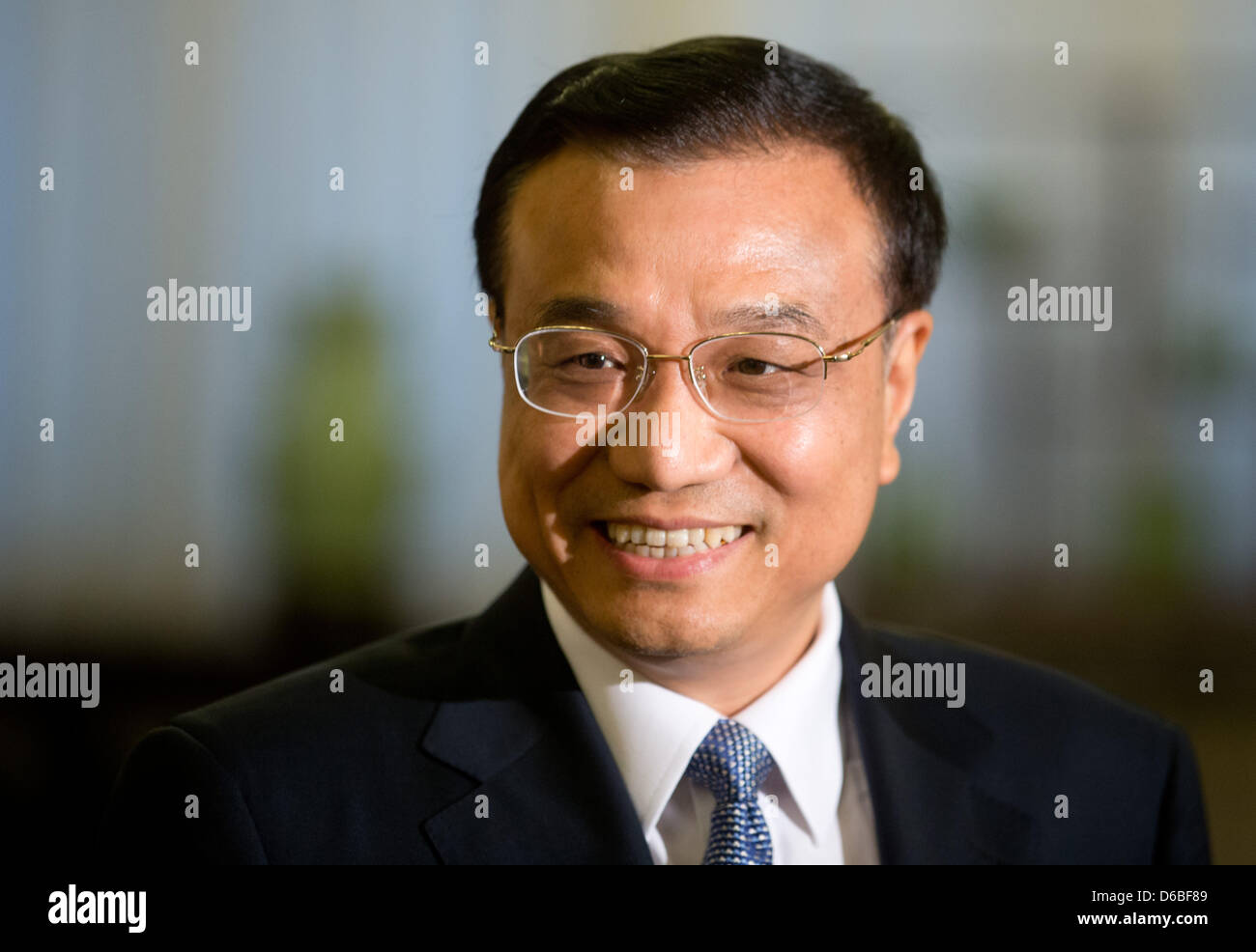 Vice-premier ministre chinois Li Keqiang attend le Chancelier allemand pour la deuxième série de consultations intergouvernementales Chinese-German à Beijing, Chine, 30 août 2012. Sept ministres ont accompagné la Chancelière Merkel sur son voyage en Chine. Photo : Kay Nietfeld Banque D'Images