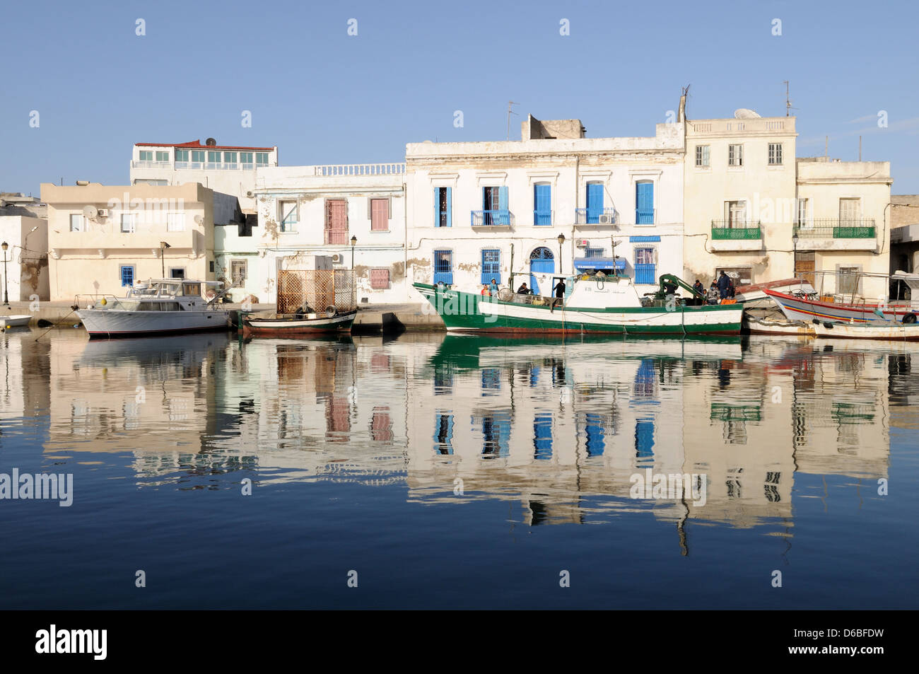 Des maisons pittoresques de la Médina reflète dans le vieux port de Bizerte en Tunisie Banque D'Images