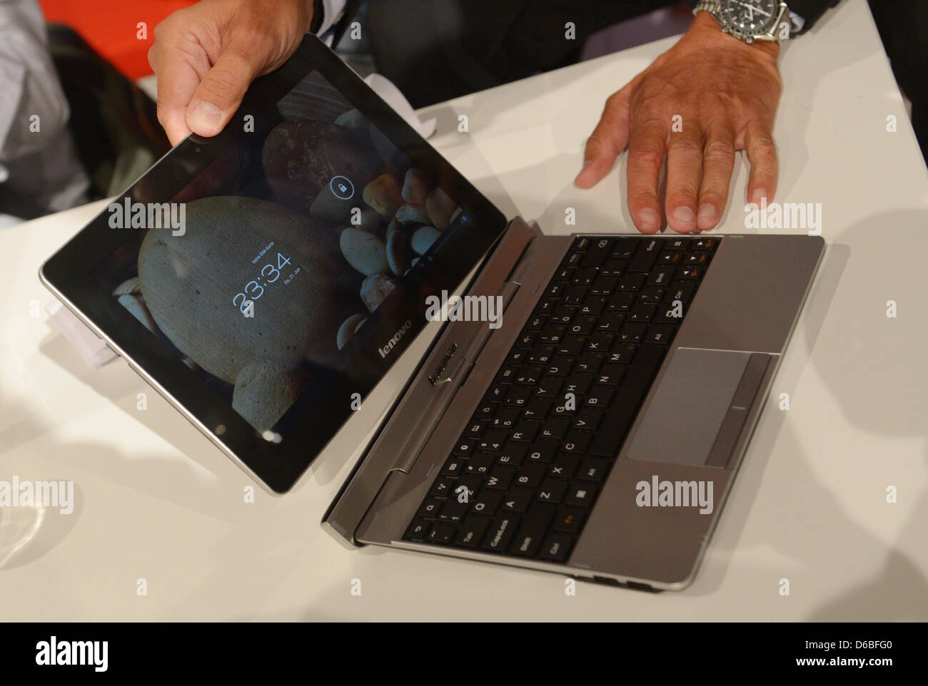 Fabricant de l'ordinateur Lenovo présente une tablette Android avec clavier  amovible au stand d'exposition à l'exposition de Radio International (CDI)  2012 à Berlin, Allemagne, 30 août 2012. Cdi a lieu entre le