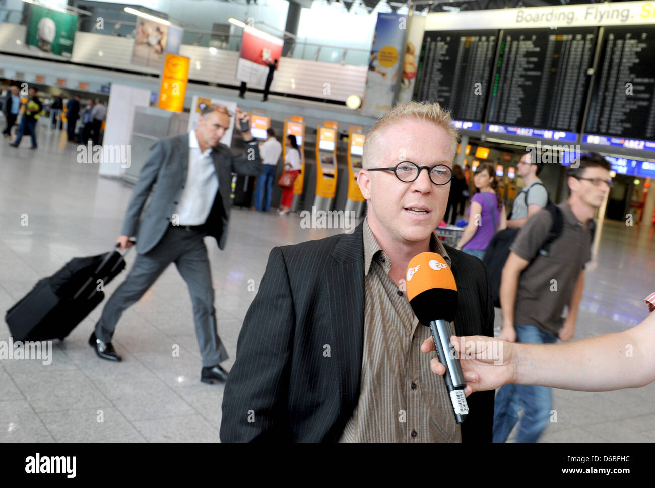 Président de l'Union de l'équipage de cabine (UFO), Nicoley Galeteuse Baublies Type -, donne une intervies à l'aéroport de Francfort-sur-Main, Allemagne, 30 août 2012. Le 39 ans est au pouvoir depuis cinq mois. La grève du vol attendanst, dont ils ont été l'annonce de jours, va commencer le 31 août 2012. C'est la première grève des agents de bord dans l'histoire de la compagnie aérienne Lufthansa. Cinq d Banque D'Images