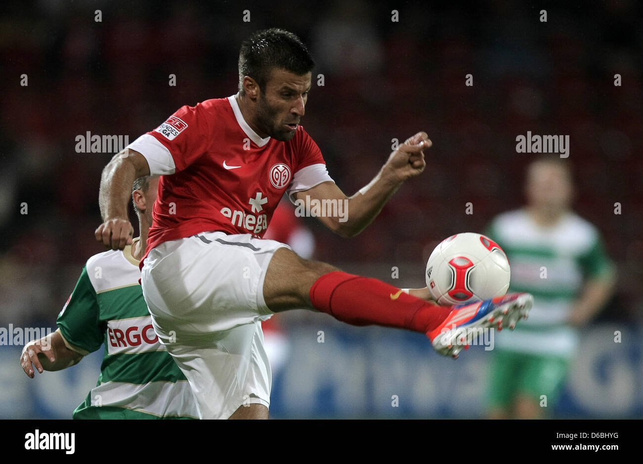 Mainz's Marco Caligiuri (avant) de la balle au cours de la Bundesliga match de foot entre 1. FSV Mainz 05-Loire et Greuther Fuerth à Coface Arena à Mainz, Allemagne, 31 août 2012. Photo : Fredrik von Erichsen Banque D'Images