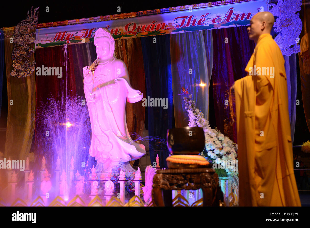 Un moine bouddhiste assiste à une cérémonie de consécration d'une statue de Bouddha à la Pagode-Giác Viên-cloître à Hanovre, Allemagne, 31 août 2012. Buddhista vietnamiens a célébré la consécration d'un 3,25 mètres de haut, la plus grande statue de Bouddha au cloître bouddhiste en Allemagne. Photo : Peter Steffen Banque D'Images